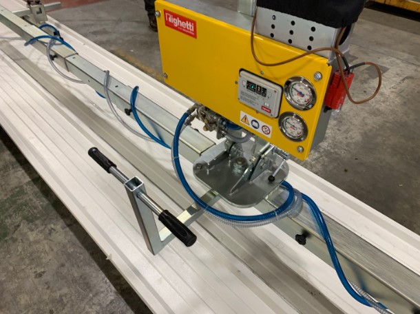 Righetti_in_action_vacuum_roof_panel_lifter